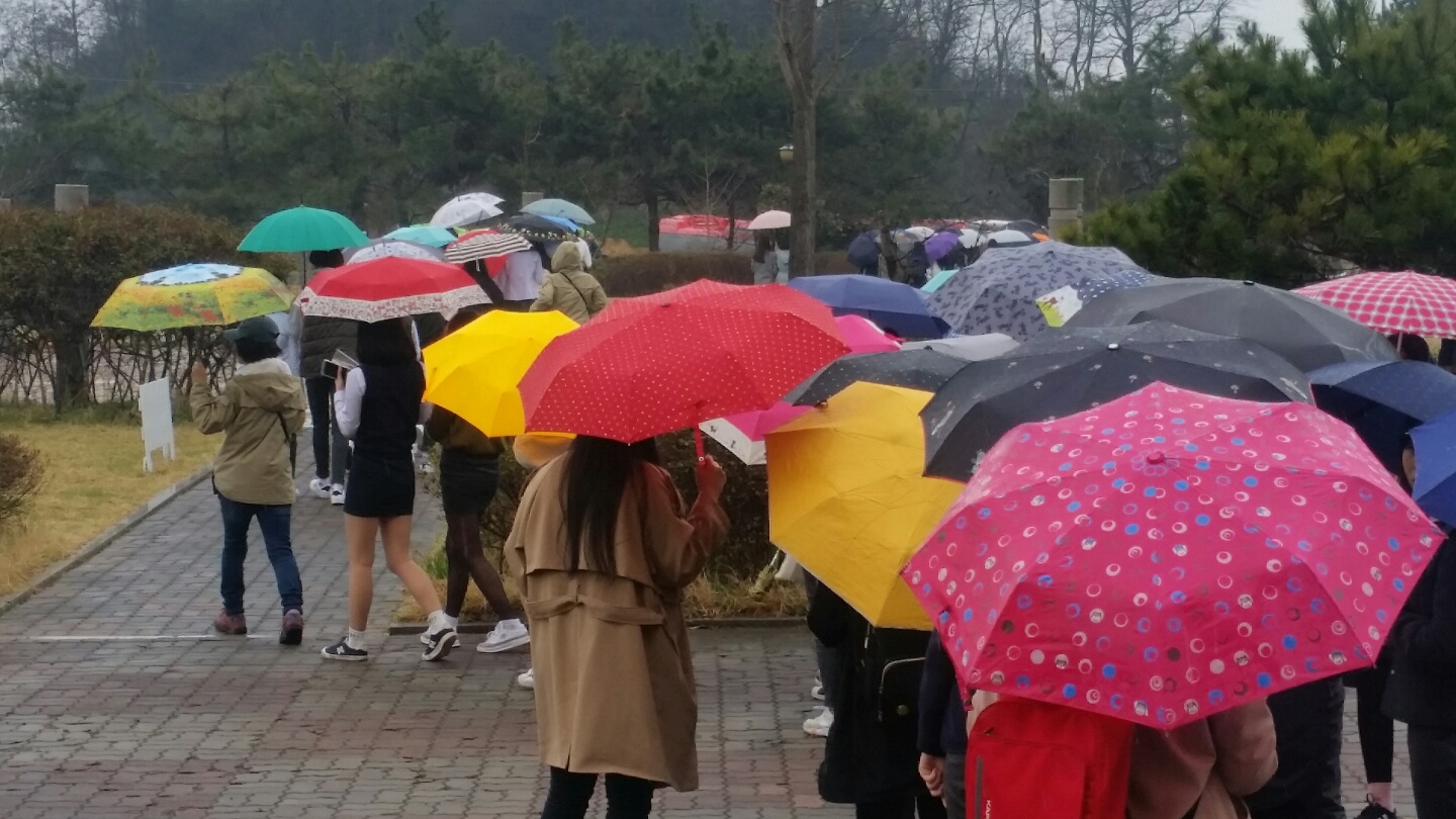 문학관에 일곱색깔 무지개가 떴습니다.